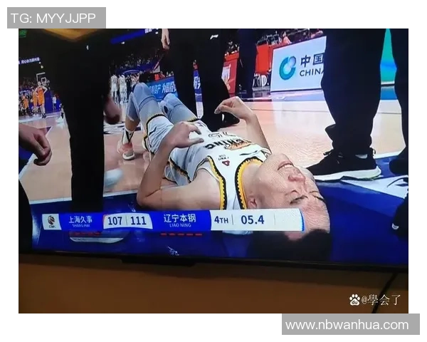 球星在激烈比赛中受伤倒地 医护人员紧急救治全程曝光